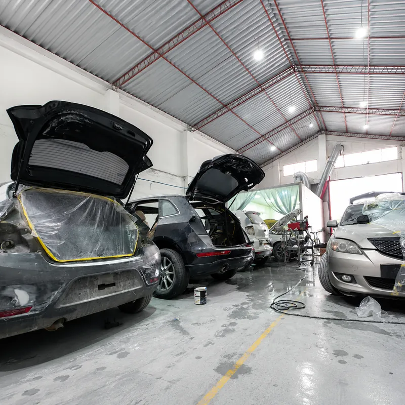 Carro en reparación en el taller de latonería