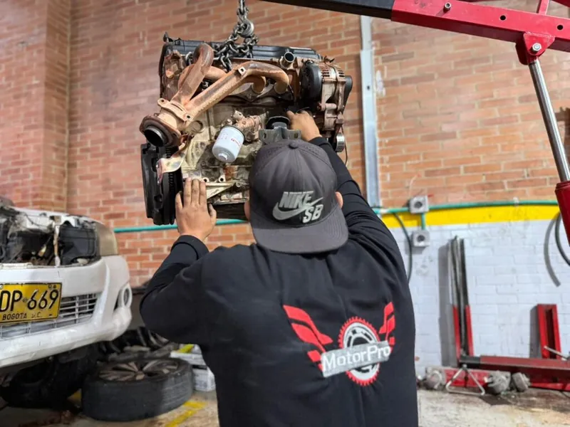 Técnico de MotorPro desmontando un motor