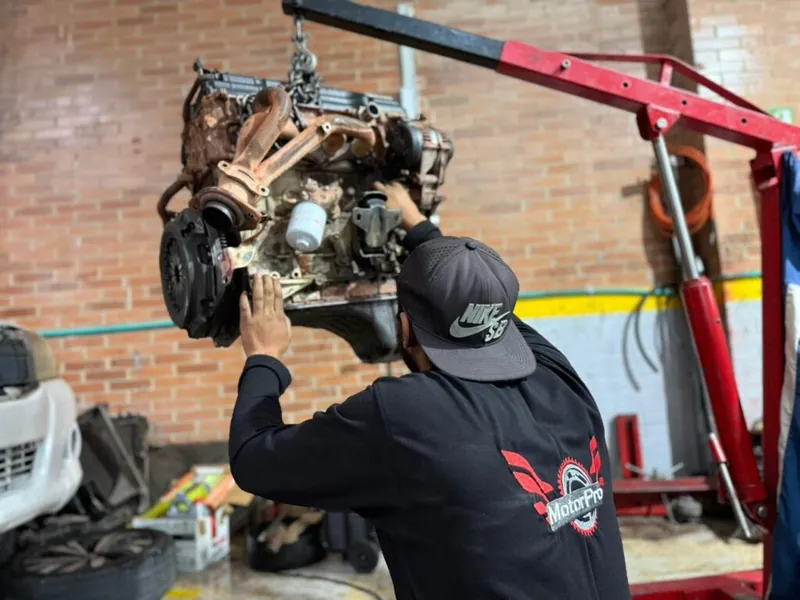 Desmonte de motor con grúa de taller